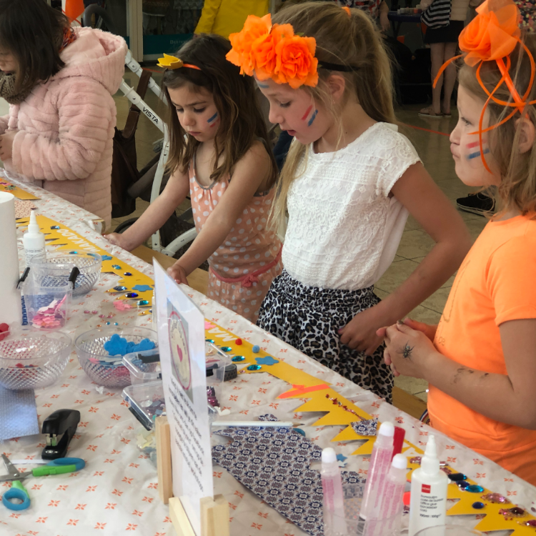 Knutselen - Koningsdag bij winkelcentrum Makado