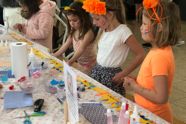 Knutselen - Koningsdag bij winkelcentrum Makado