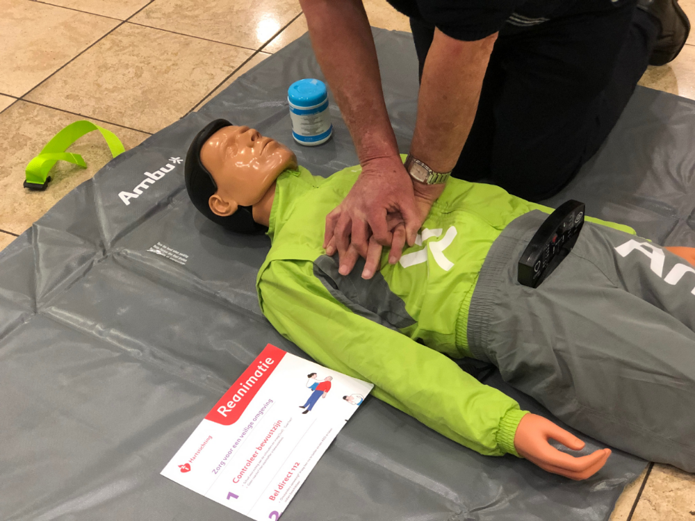 Cursus reanimatie - Winkeliers slagen voor AED-cursus - winkelcentrum Makado