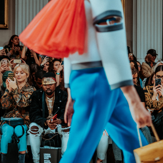 Modeshow in winkelcentrum Makado